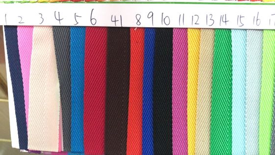 El material utilizado para la fabricación de la fibra de polipropileno de Herribone 20 mm 25 mm ISO14001